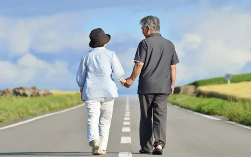Tuổi 60 đi bộ hàng ngày có tốt không? nên đi bao nhiêu phút? bao nhiêu km?